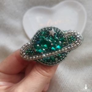 Unikatowa broszka PLANETA w kolorze szmaragdowym