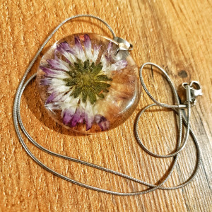 Naszyjnik handmade ze stokrotką – naturalna elegancja w żywicy Resin Pro