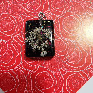 Czarny elegancki wisiorek handmade