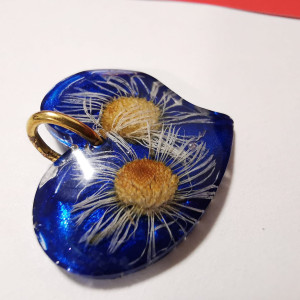 Granatowe serce z kwiatem modny wisorek