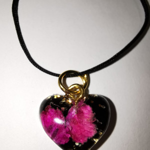 Urocze serduszko naszyjnik z gipsówką kwiaty różowe