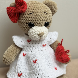 Lola miś ręcznie robiony w sukience z serduszkiem.