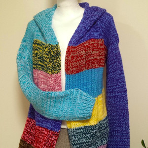 Oryginalny, ręcznie wykonany kardigan z kapturem