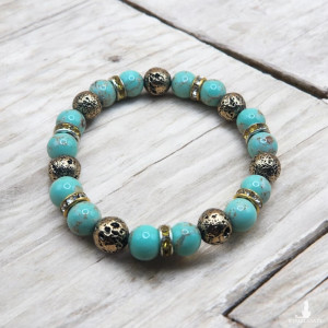Bransoletka z turkusowych koralików z elementami w kolorze złota
