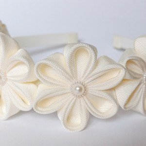 Opaska z kremowymi kwiatami