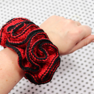 Carmena scrunchie gumka frotka do włosów robiona szydełkiem