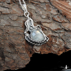 Naszyjnik srebrny z kamieniem księżycowym subtelny