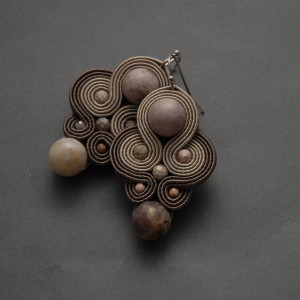 kolorowe kolczyki lub klipsy sutasz z lepidolitami