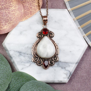 Miedziany ozdobny wisiorek z kamieniem księżycowym i granatem #572