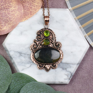 Miedziany ozdobny wisiorek z agatem mszystym i peridotem #576