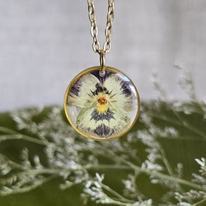 złota zawieszka złoty wisiorek naszyjnik żywica z żywicy kwiaty z kwiatami kwiaty żywica biżuteria bratek