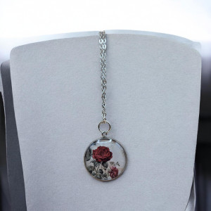 Wisiorek z żywicy z motywem czerwonej róży w stylu vintage