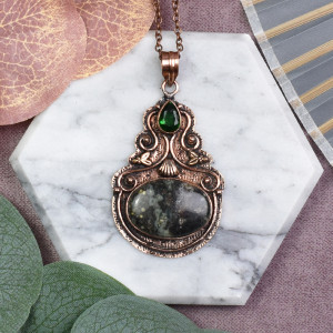 Miedziany ozdobny wisiorek z jaspisem oceanicznym i zielonym kwarcem #586