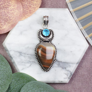 Posrebrzany miedziany ozdobny wisiorek z księżycem, agatem i topazem #593