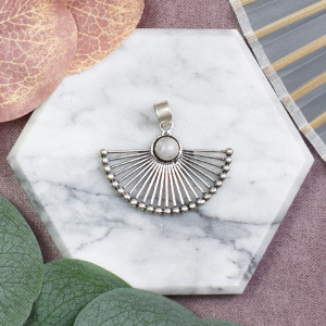 Posrebrzany miedziany delikatny wisiorek wachlarz z kamieniem księżycowym #596