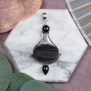 Miedziany posrebrzany ozdobny wisiorek z surowym turmalinem i onyksami #609