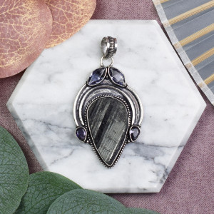 Miedziany posrebrzany ozdobny wisiorek z surowym turmalinem i ametystami #610