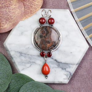 Miedziany posrebrzany ozdobny wisiorek z jaspisem, granatem i koralem #612