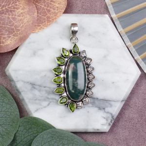 Miedziany posrebrzany ozdobny wisiorek z heliotropem i koroną z peridotów #615
