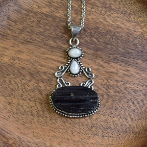 Posrebrzany ozdobny wisiorek z surowym turmalinem i k. księżycowym #625