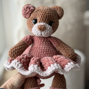 Nina miś ręcznie robiony w różowe sukience.