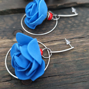 ,,z niebieskim kwiatkiem,,