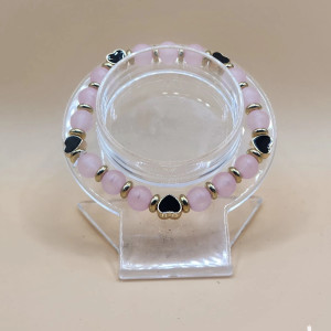 Bransoletka z różowych koralików z czarnymi serduszkami