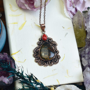 Miedziany ozdobny wisiorek z jaspisem i koralem #648