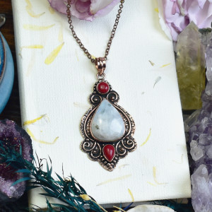 Miedziany ozdobny wisiorek z kamieniem księżycowym i koralem #654