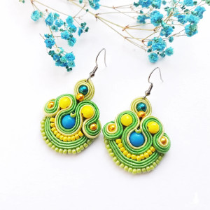 Kolczyki sutasz zielono-żółte z turkusowym kamieniem – rękodzieło boho