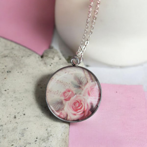 Urokliwy wisiorek z żywicy – Różane marzenie