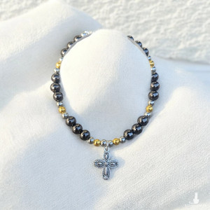 Bransoletka z krzyżykiem – elegancka biżuteria handmade