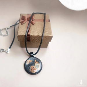 Ręcznie robiony naszyjnik z motylami i różami biżuteria z żywicy