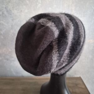 Czapka w paski czarno-szare