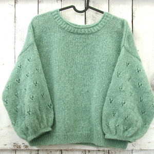 Moherowy sweter z szerokim ażurowym rękawem - Szałwia