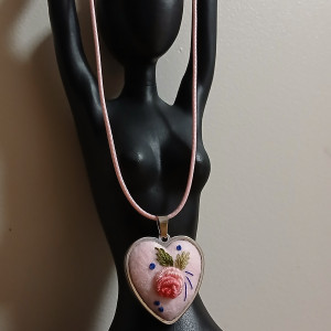 Ręcznie haftowany wisior  DLA MAGDALENY  stal szlachetna