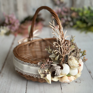 Koszyk na Wielkanoc, wiklinowy koszyczek z dekoracją
