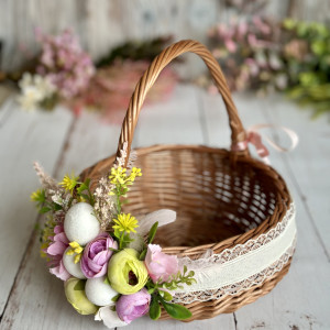 Koszyk na Wielkanoc, wiklinowy koszyczek z zieloną dekoracją
