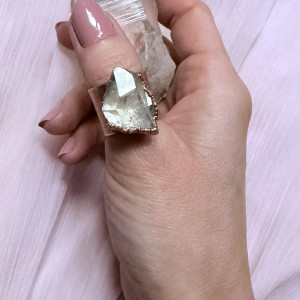 miedziany pierścień z kryształem górskim r.18