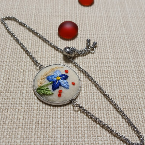 Ręcznie haftowana bransoletka  DLA LAURY  stal szlachetna