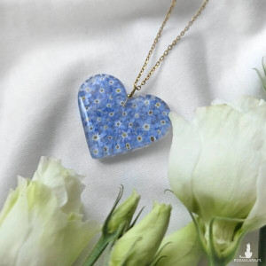 Naszyjnik z żywicy, serce z niezapominajkami