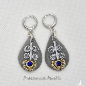 polymer clay kolczyki kwiatki z granatowym oczkiem