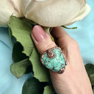 Miedziany pierścień z howlitem r.24