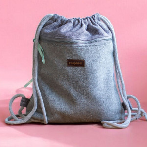 Szary plecak z przednią kieszenią bukla