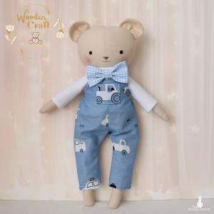 Miś Antoś przytulanka w białym sweterku i niebieskich ogrodniczkach