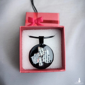 Unikatowy naszyjnik handmade z żywicy – papier i kaligrafia