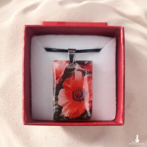 Ręcznie robiony naszyjnik z żywicy z motywem czerwonego kwiatu