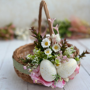 Koszyk na Wielkanoc, wiklinowy koszyczek z zieloną dekoracją