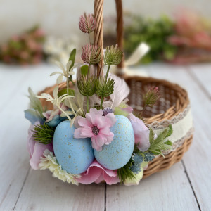 Koszyk na Wielkanoc, wiklinowy koszyczek z zieloną dekoracją