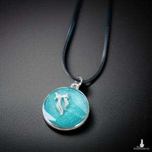 Naszyjnik z żywicy – turkusowy medalion z kokardą